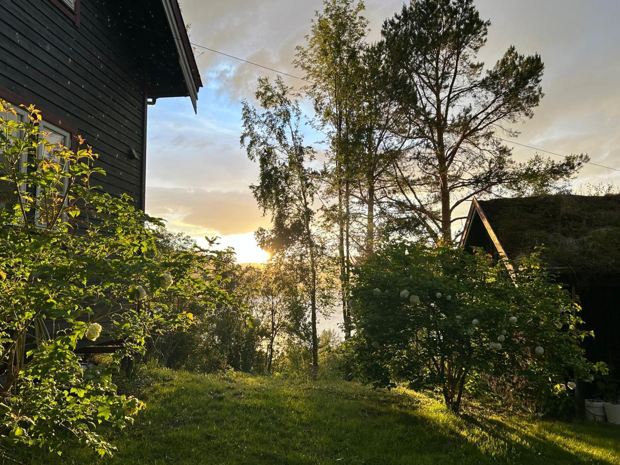 Stille Og Fredelig Ved Fjord Og Fjell Holiday home *